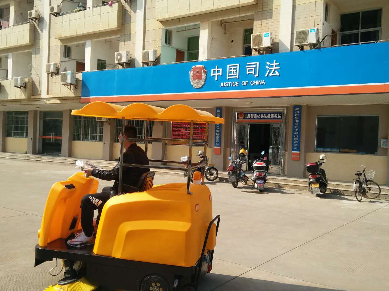 驚！一輛潔博士路面清掃機，惹得員工搶著干活？